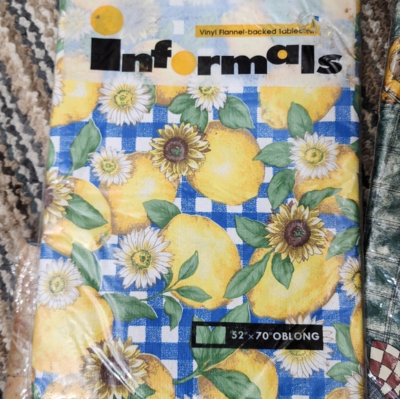 NWOT, 5 Vintage Tablecloths - Picture 2 of 6